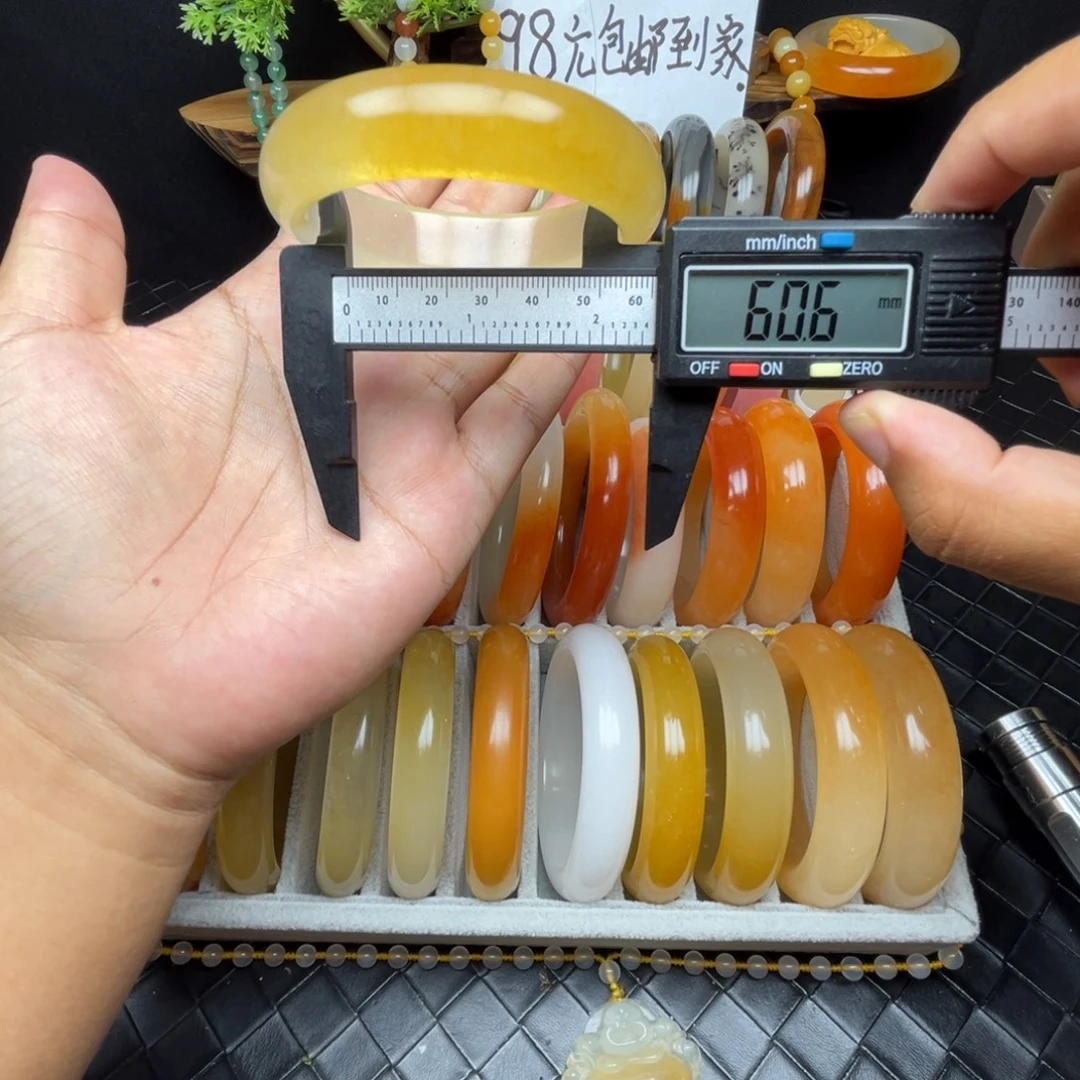 未镶嵌石英质玉（黄龙玉）手镯