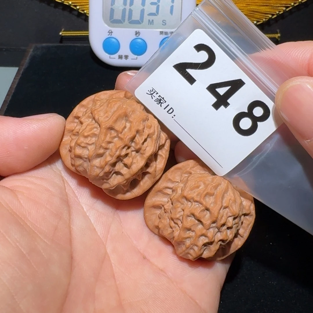 文玩核桃把件随*瓷娃娃