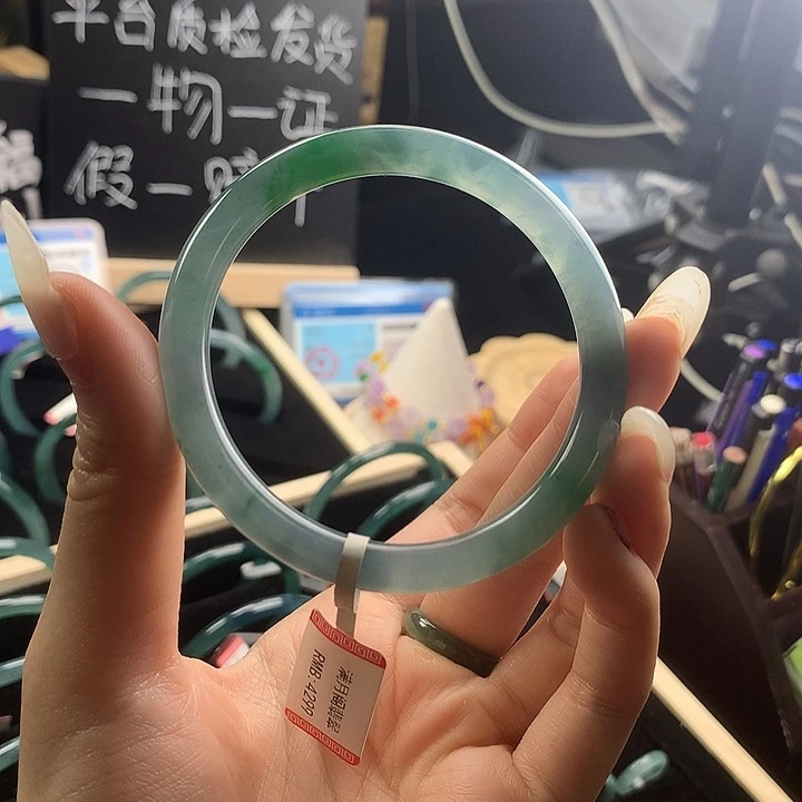 翡翠手镯未镶嵌55圈口