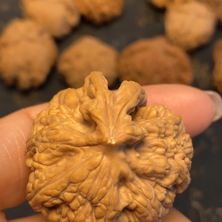 文玩核桃吊坠大**鹰文玩核桃异形单只