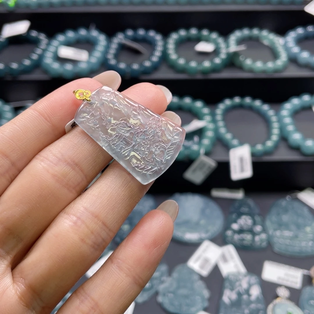 翡翠18K金镶嵌颈饰山水