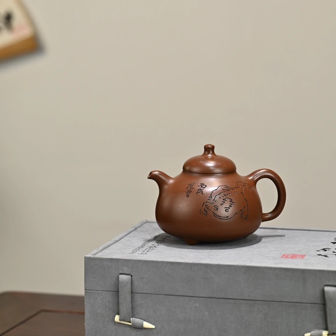 三足乳鼎范曾合作款 紫砂壶省大师桑黎兵作品（紫砂12精英）+范曾刻