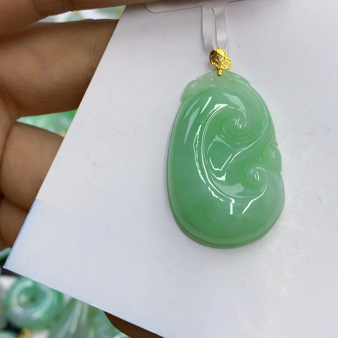 翡翠18K金镶嵌颈饰