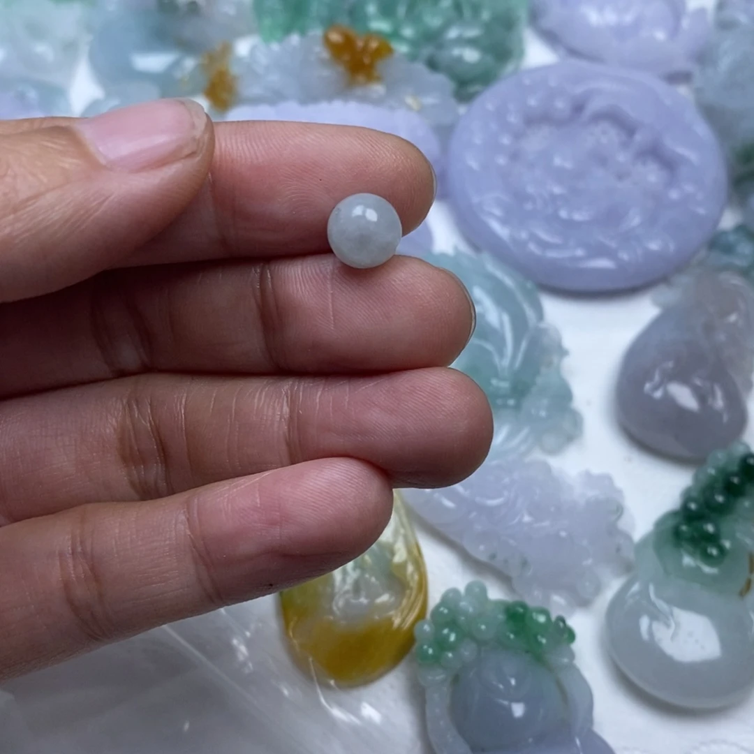 颈饰未镶嵌翡翠风****?翡翠