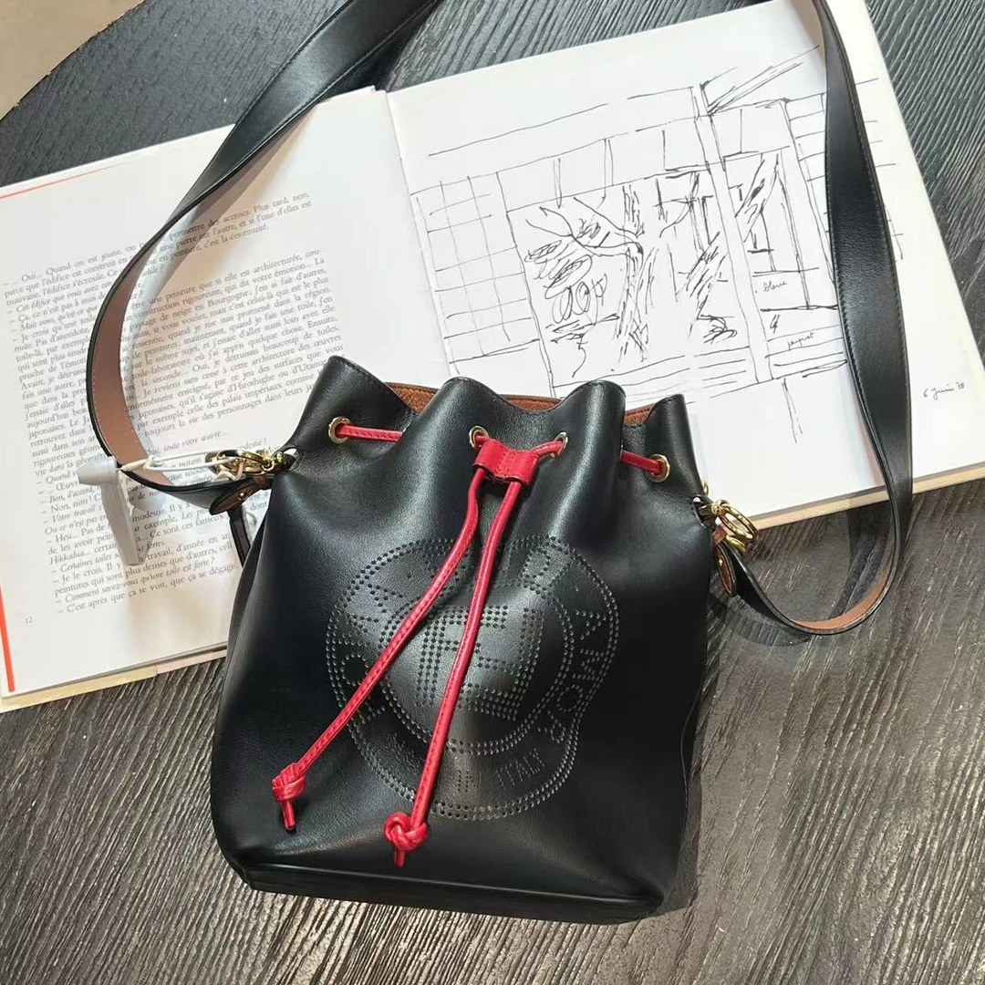 95新 FENDI/芬迪 舍得 Fendi 镂空水桶包