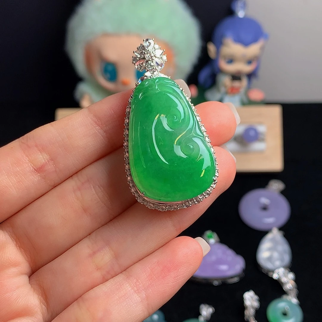 颈饰18K金镶嵌翡翠