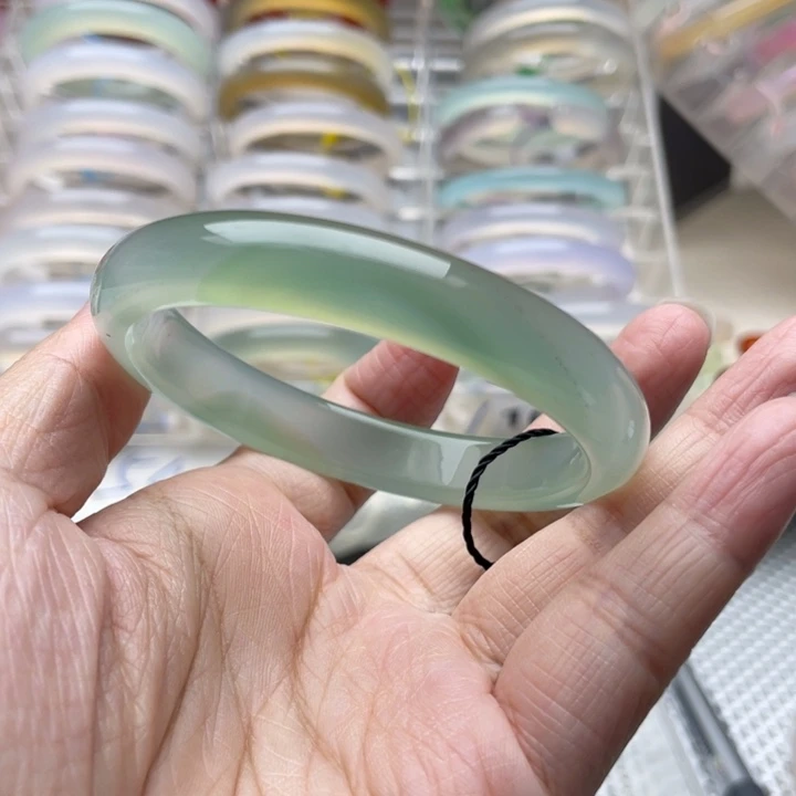 手镯玛瑙/玉髓未镶嵌果绿带矿点