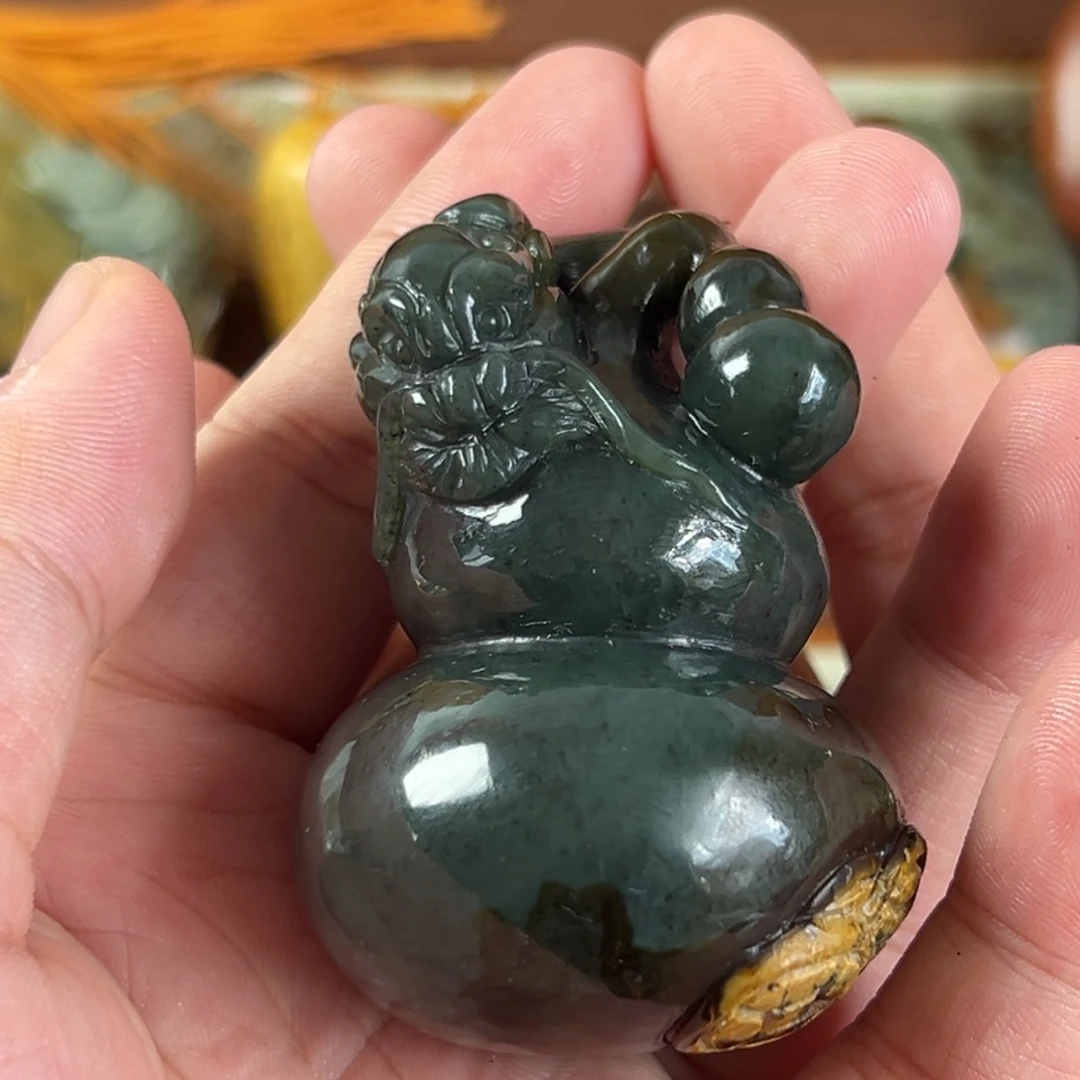 岫岩河磨玉（透闪石质玉）未镶嵌把件W***W