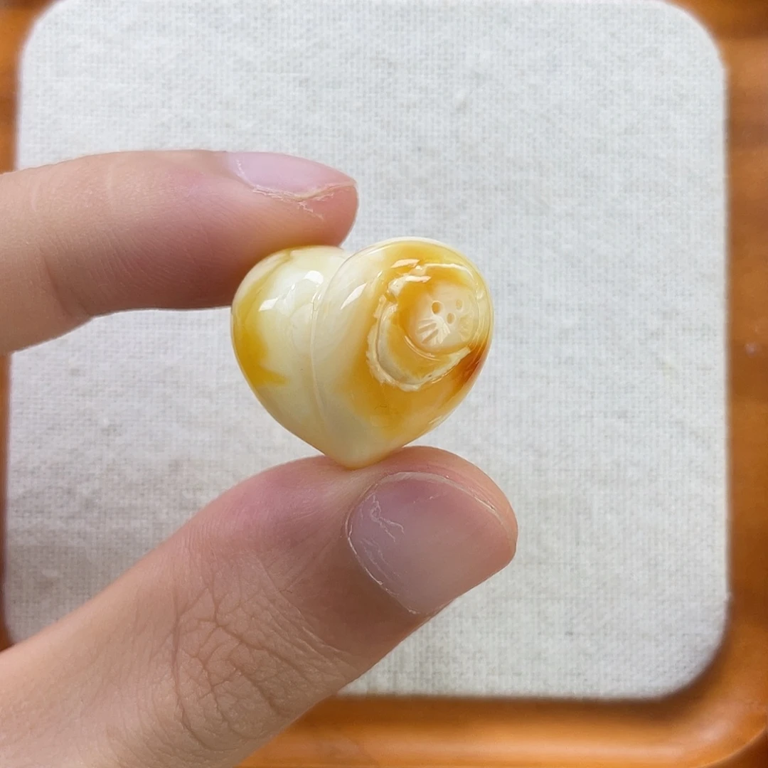 琥珀未镶嵌珠宝奇石招财猫瓷白屁桃