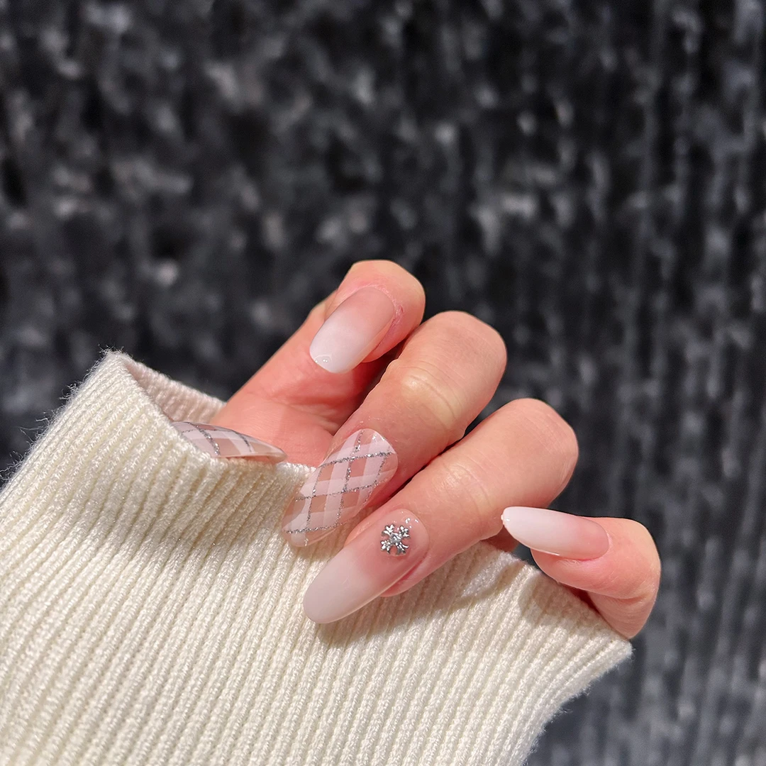 秋冬穿戴甲裸色渐变格菱碎钻美甲贴片温柔巨显白富家千金氛围感