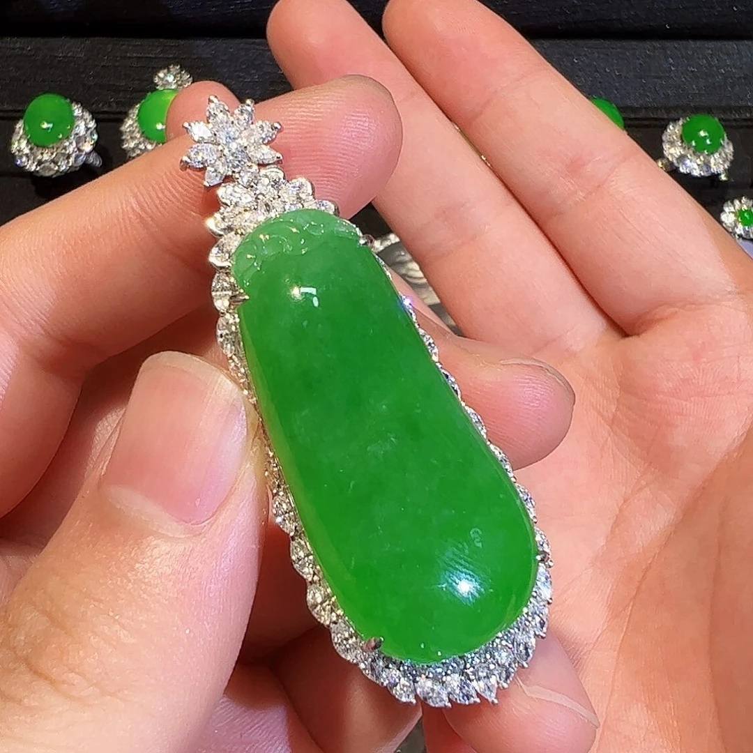 颈饰18K金镶嵌翡翠福瓜