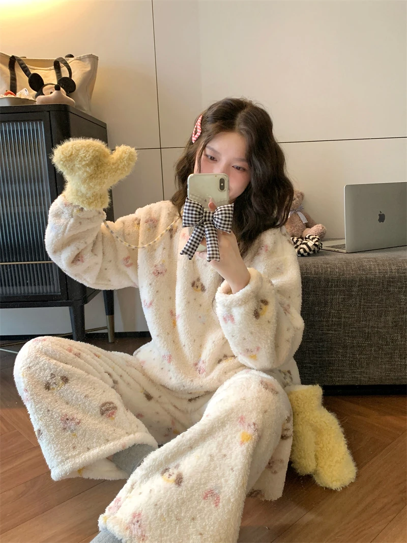 甜美可爱卡通动漫圆领珊瑚绒睡衣女冬季新款加厚保暖家居服套装