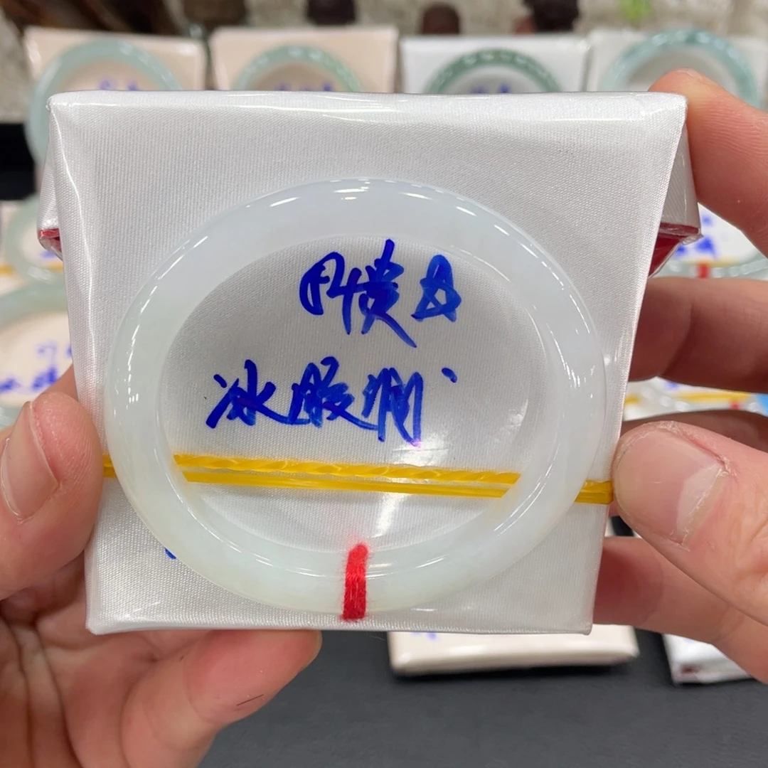 翡翠手镯未镶嵌翡翠