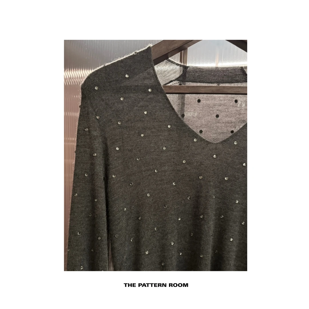 The pattern room | 织物之美闪钻柔织V领毛衣