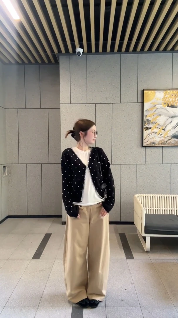 2025早秋新款女韩系穿搭黑色波点针织开衫上衣内搭t恤高腰弯刀裤