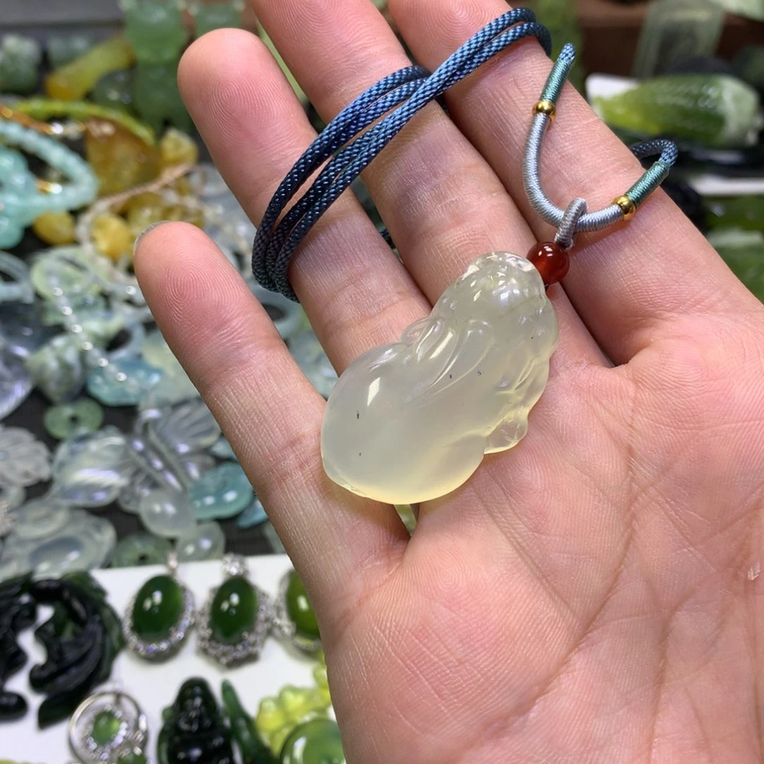 岫玉未镶嵌颈饰貔貅