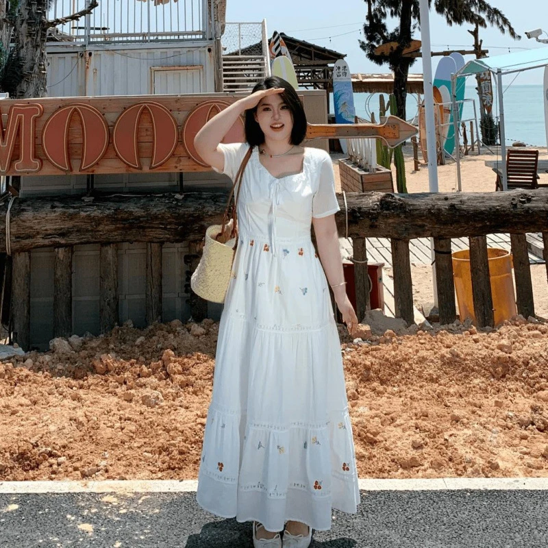 大码胖mm2025夏季新款温柔甜美刺绣连衣裙时尚方领收腰显瘦长裙女
