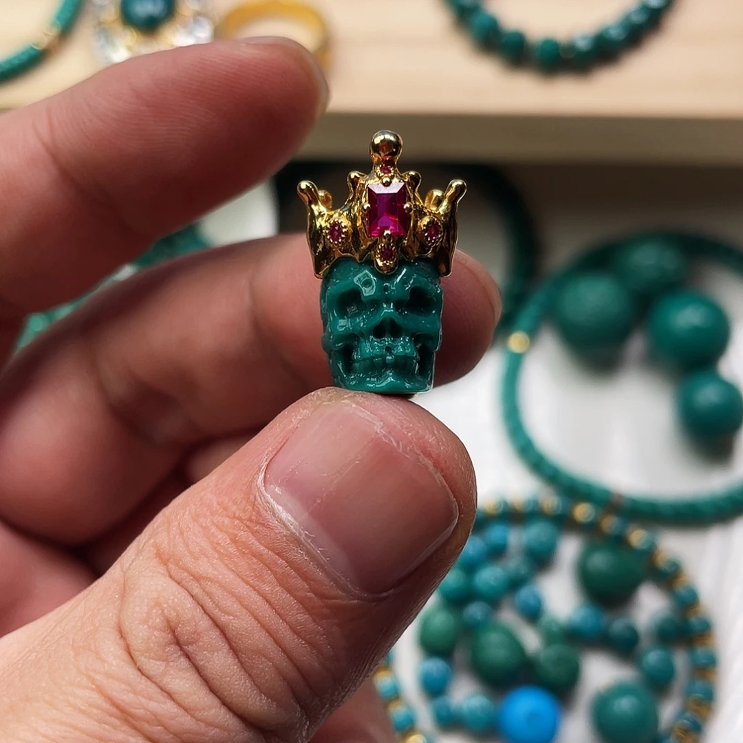 绿松石18K金镶嵌袁威翔加冕骷髅卡10.2
