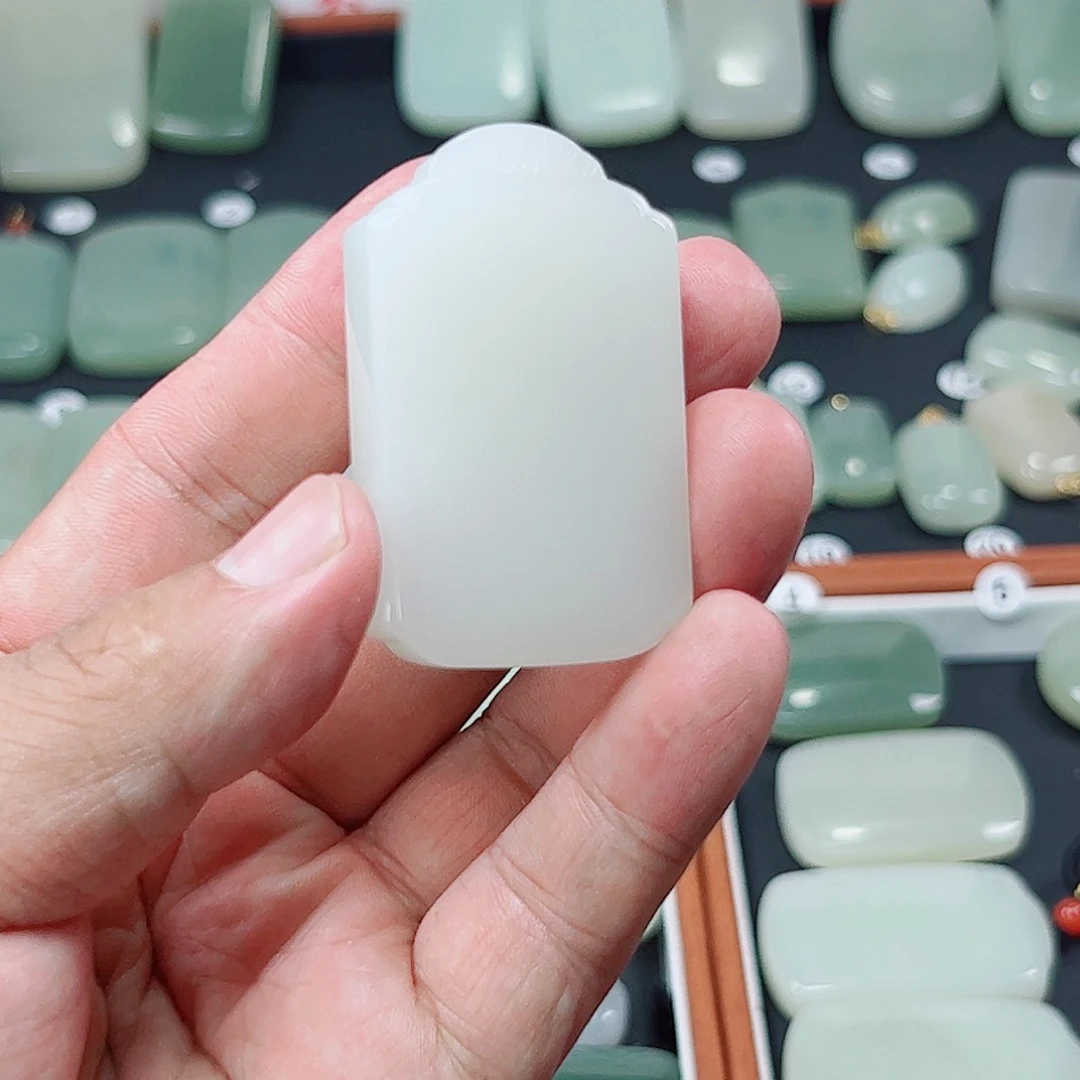 和田玉未镶嵌颈饰兔*