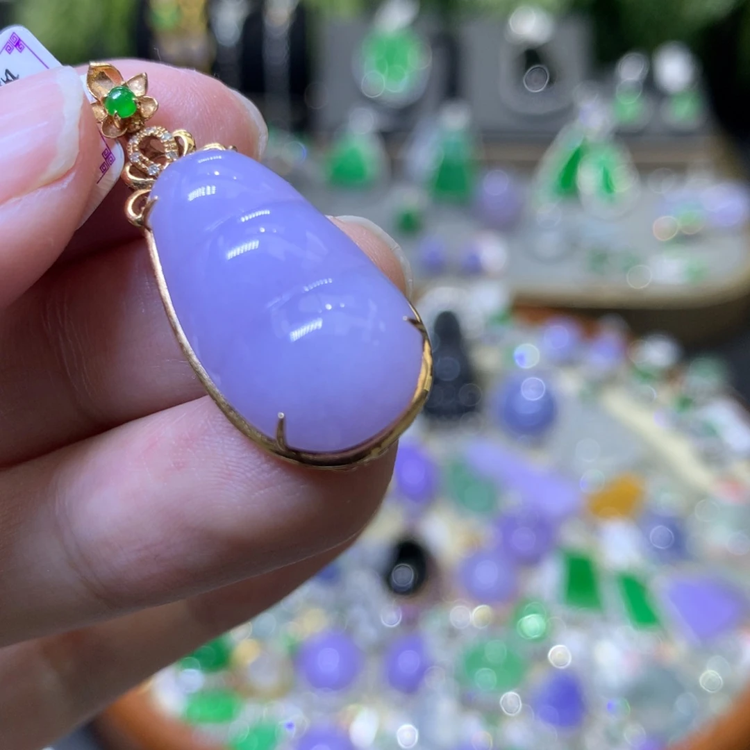 颈饰18K金镶嵌翡翠