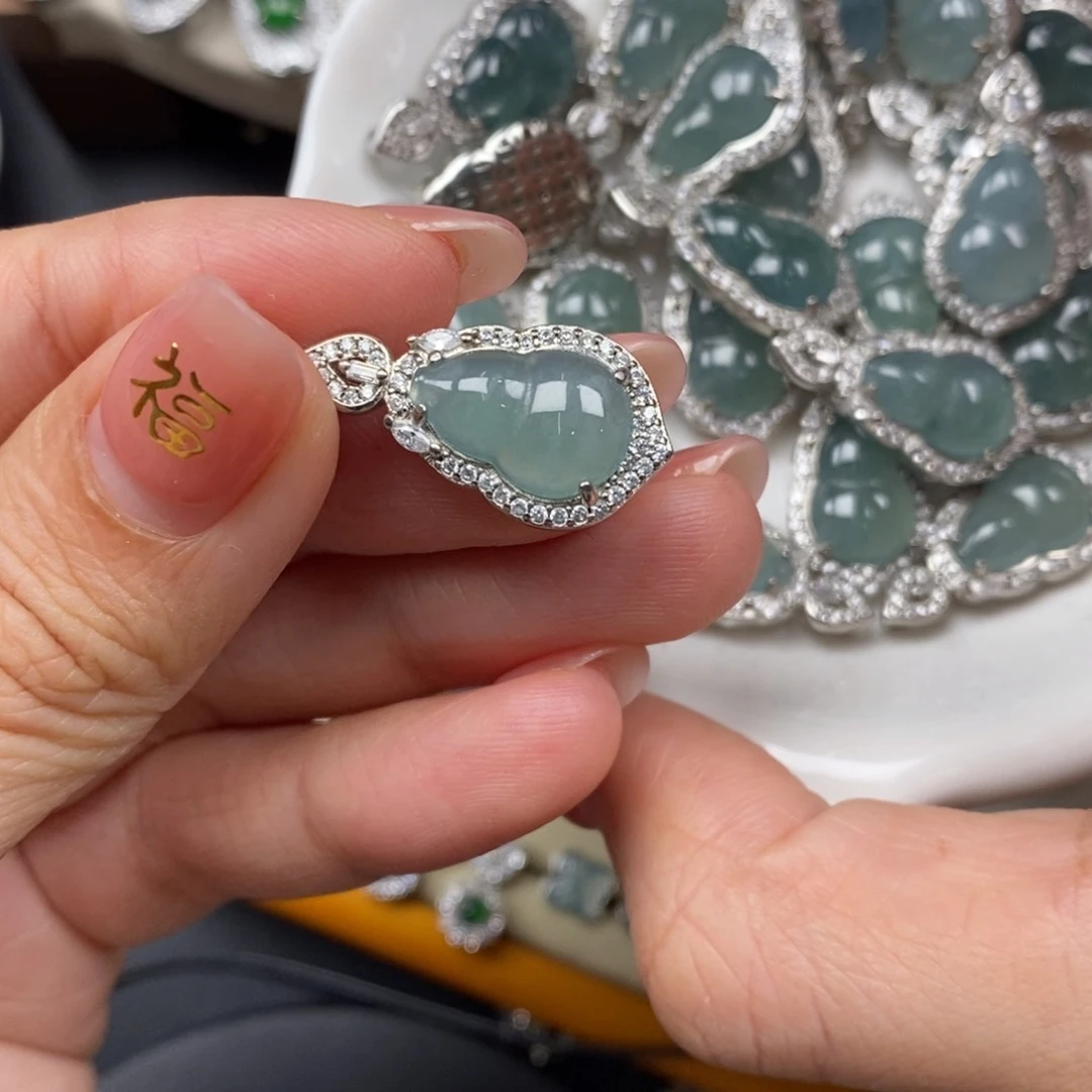 翡翠颈饰未镶嵌翡翠