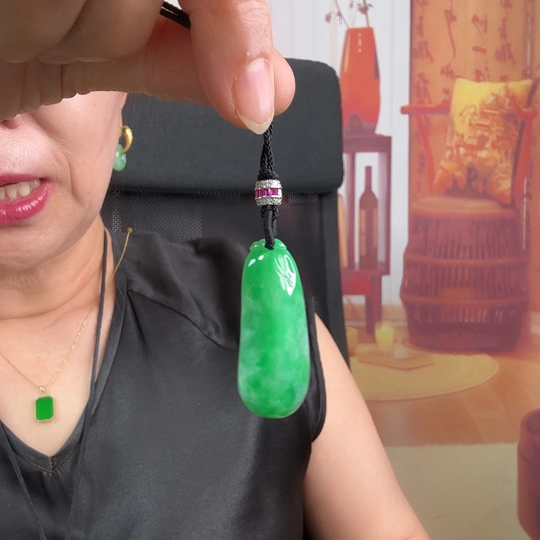 翡翠未镶嵌颈饰福瓜