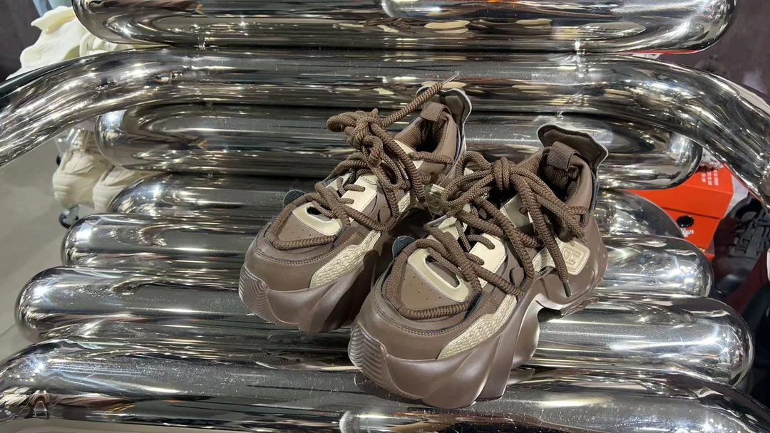 王琳家咖色老爹鞋