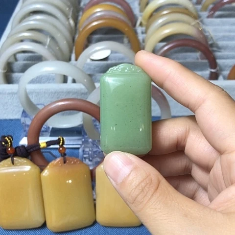 颈饰未镶嵌石英质玉