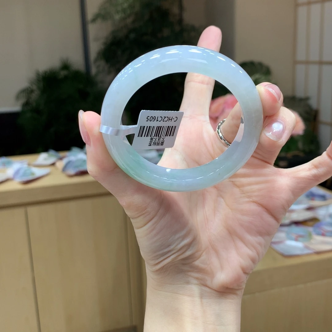 翡翠手镯未镶嵌不退不换