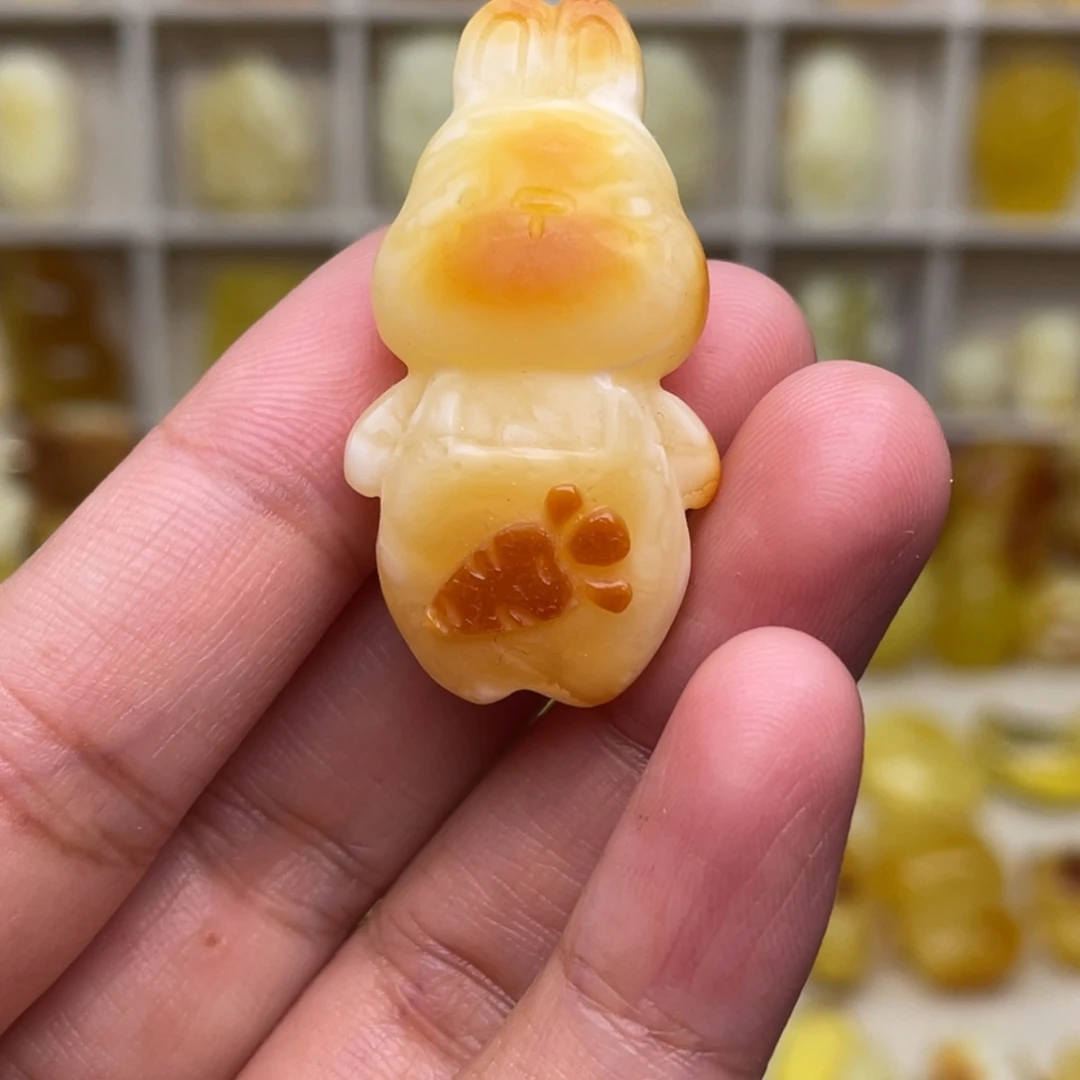 琥珀未镶嵌颈饰花蜡兔子