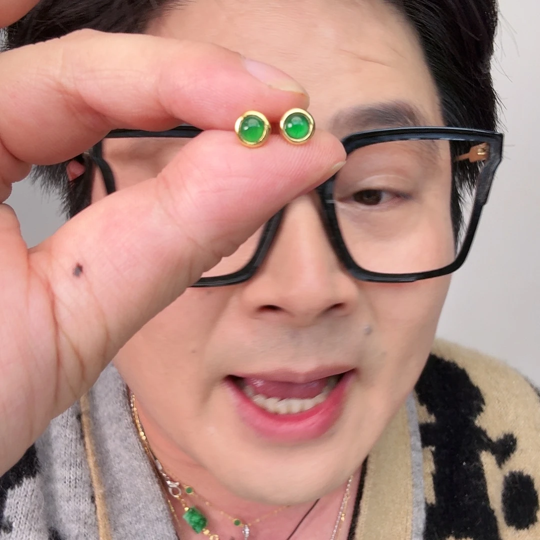 翡翠未镶嵌颈饰一对