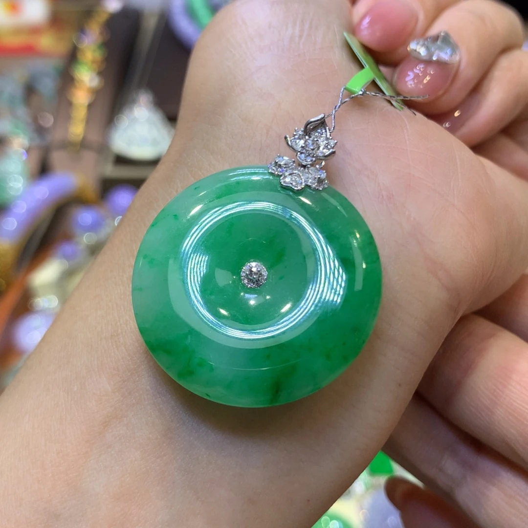 颈饰18K金镶嵌翡翠
