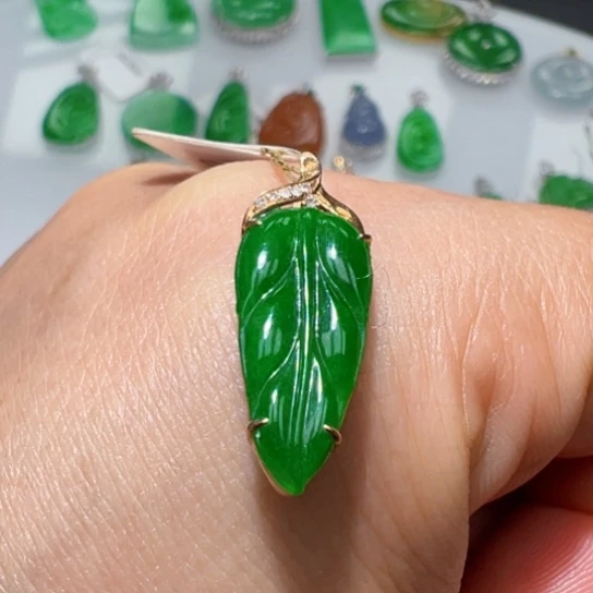 颈饰18K金镶嵌翡翠