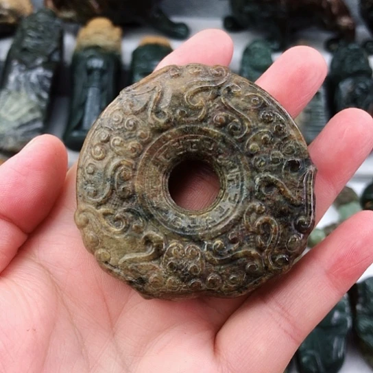 未镶嵌岫岩河磨玉（透闪石质玉）把件
