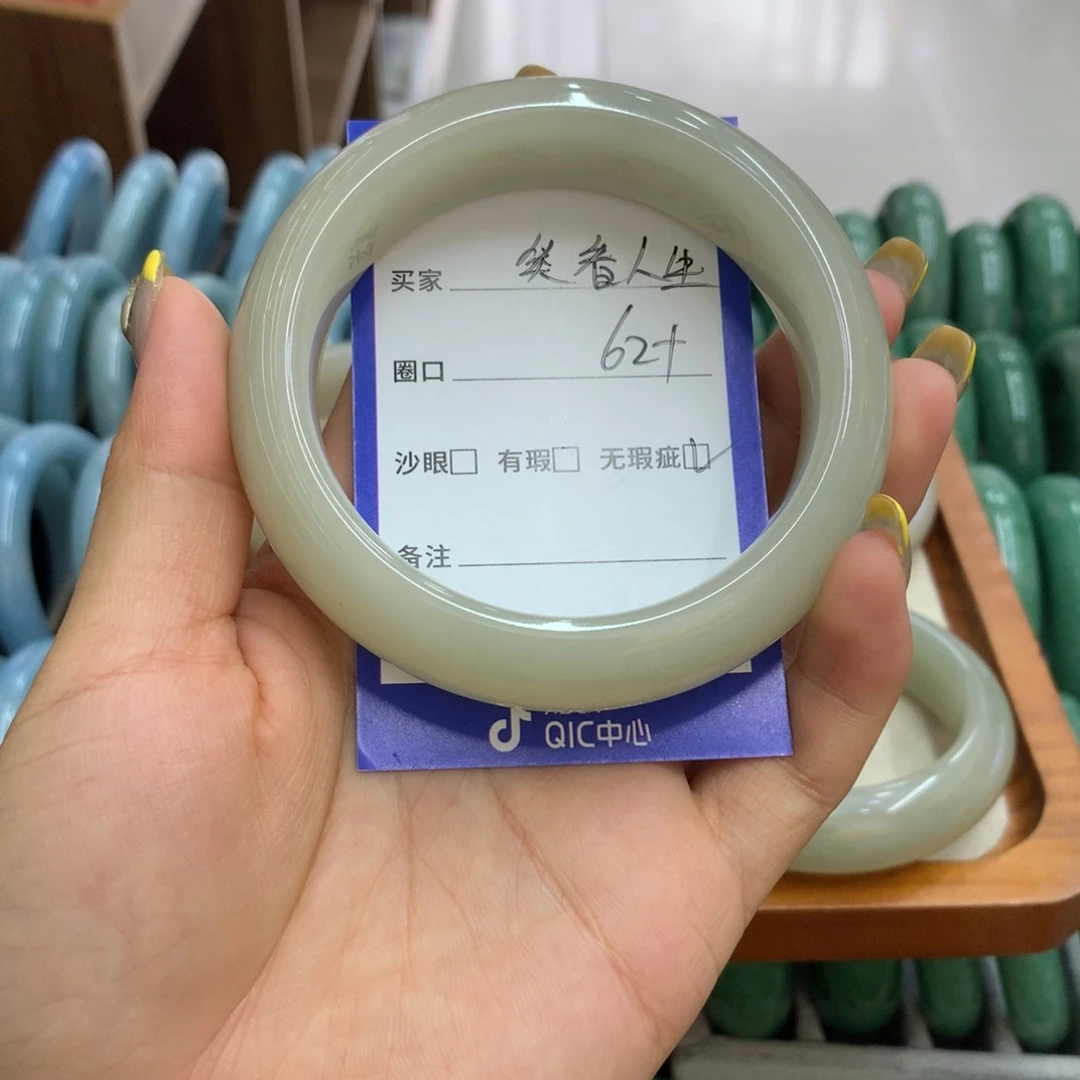 笑***。石英质玉手镯未镶嵌