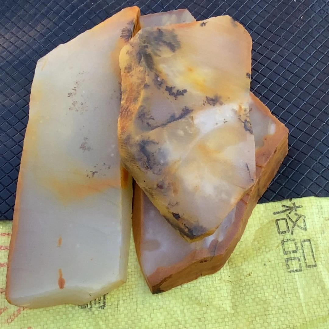 石英质玉（黄龙玉）合金颈饰