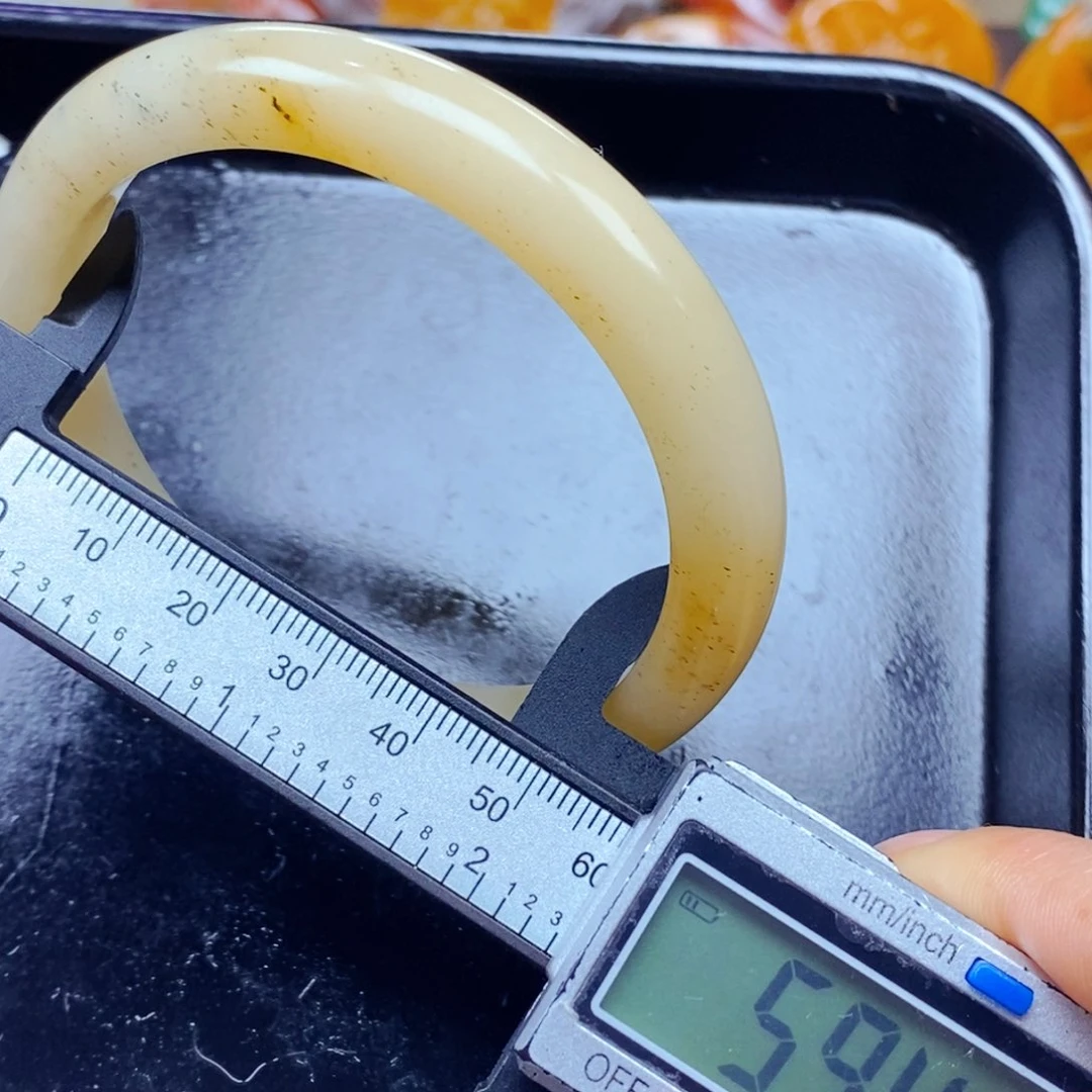 石英质玉（黄龙玉）未镶嵌颈饰