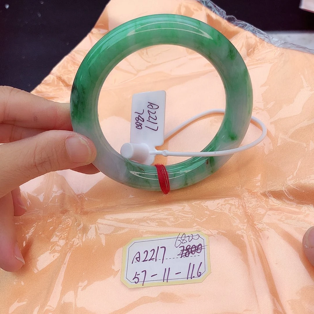 翡翠手镯未镶嵌翡翠