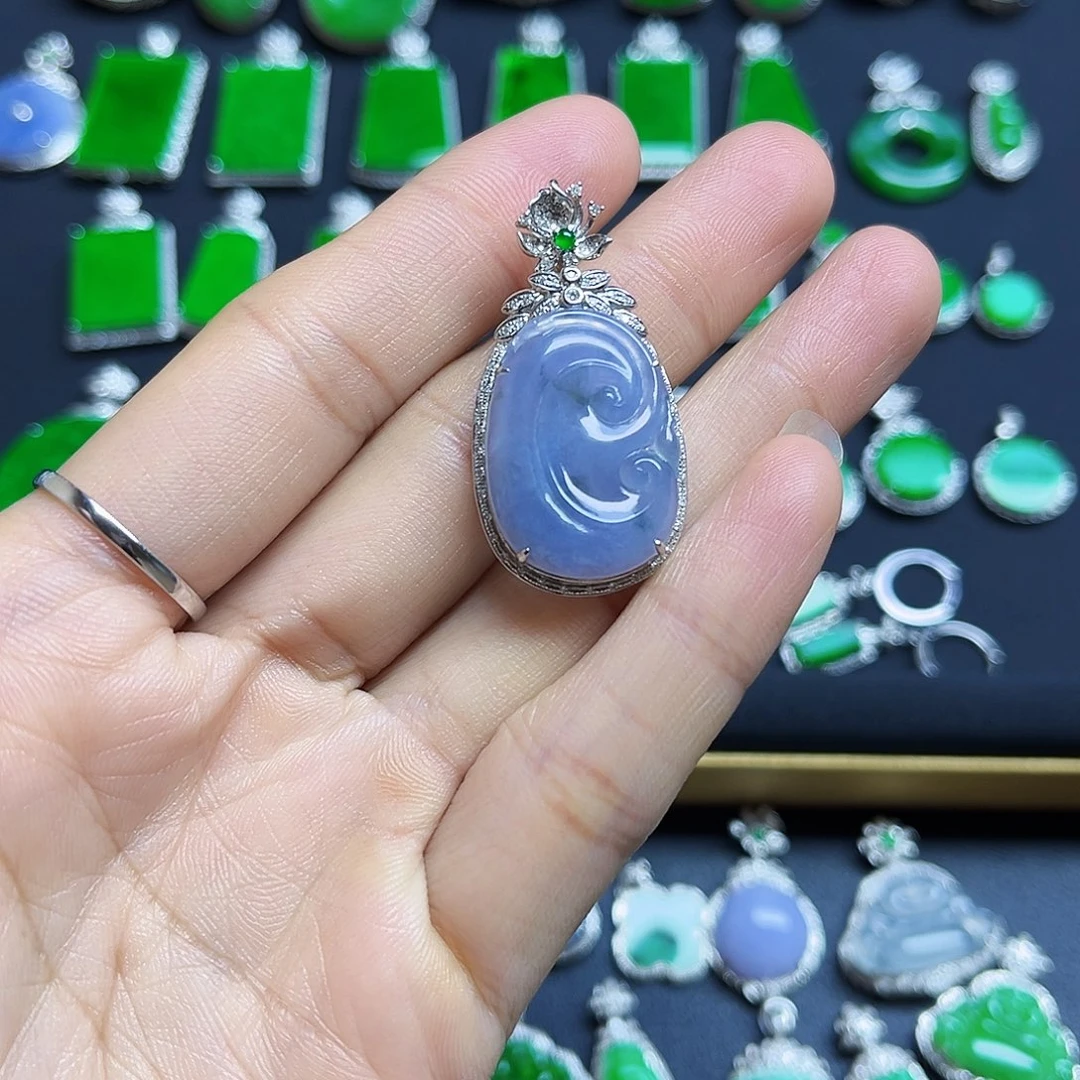 翡翠18K金镶嵌颈饰