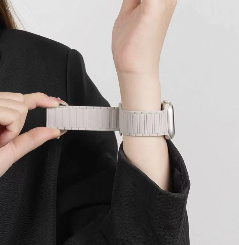 适用苹果全系手表表带硅胶applewatch运动磁吸三珠新款手表带女