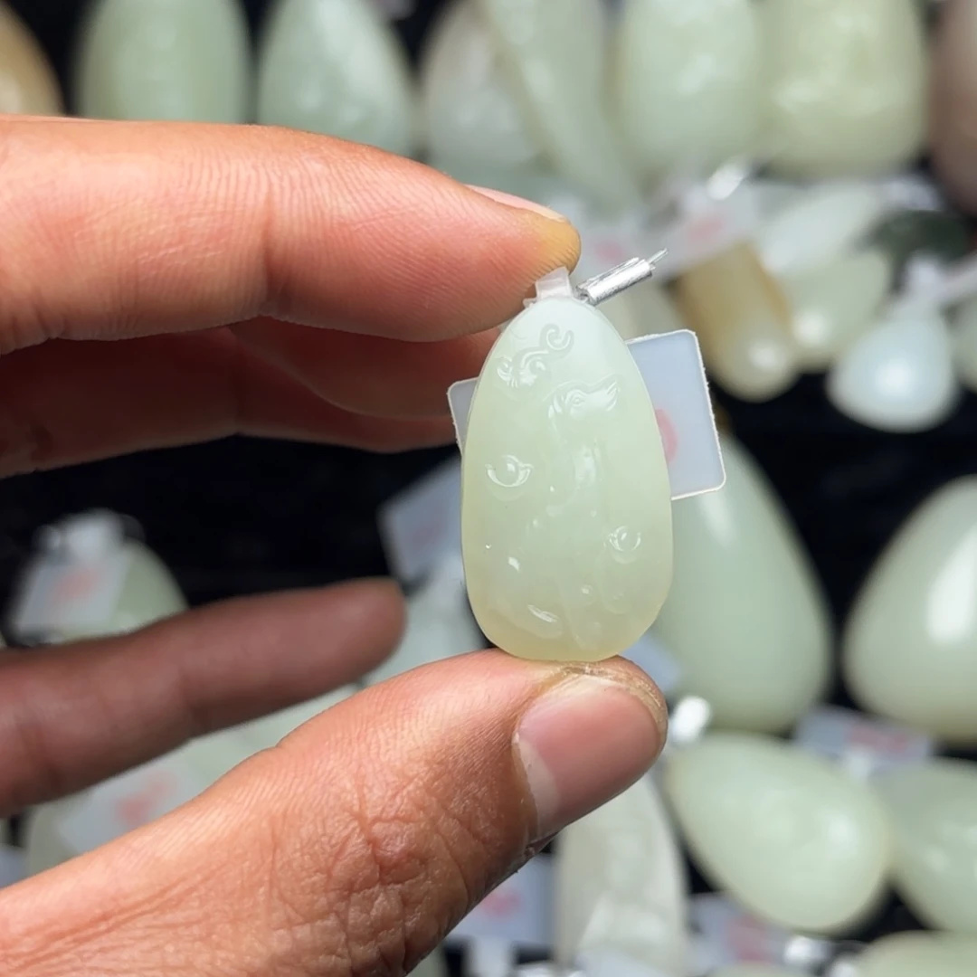 林***师和田玉未镶嵌颈饰