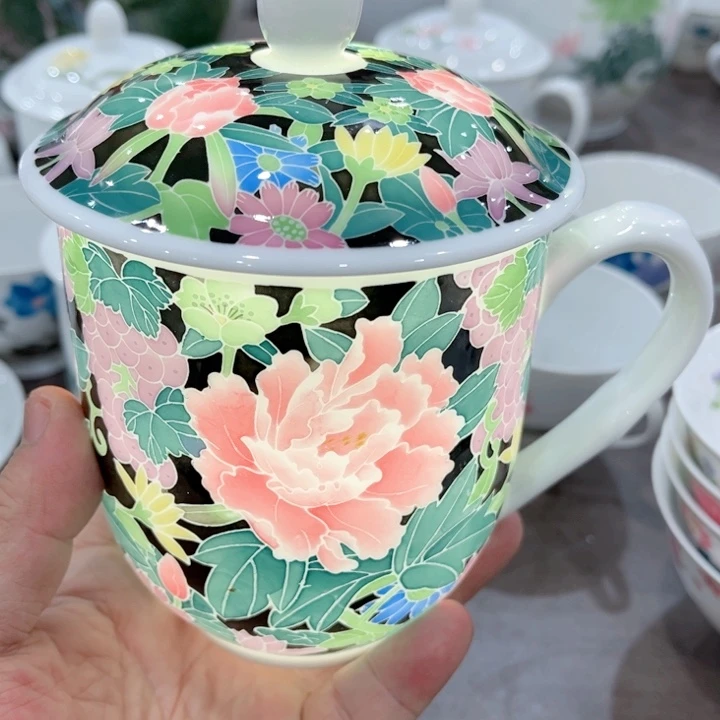 碟釉下五彩的瓷器在瓷器