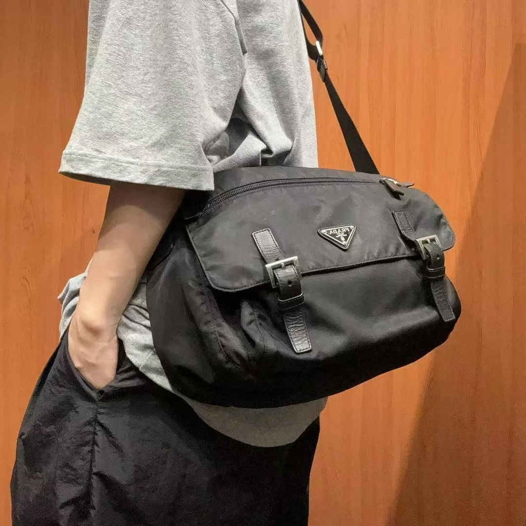 95新 Prada/普拉达 【蕾】 3VK014 黑银降落伞邮差包