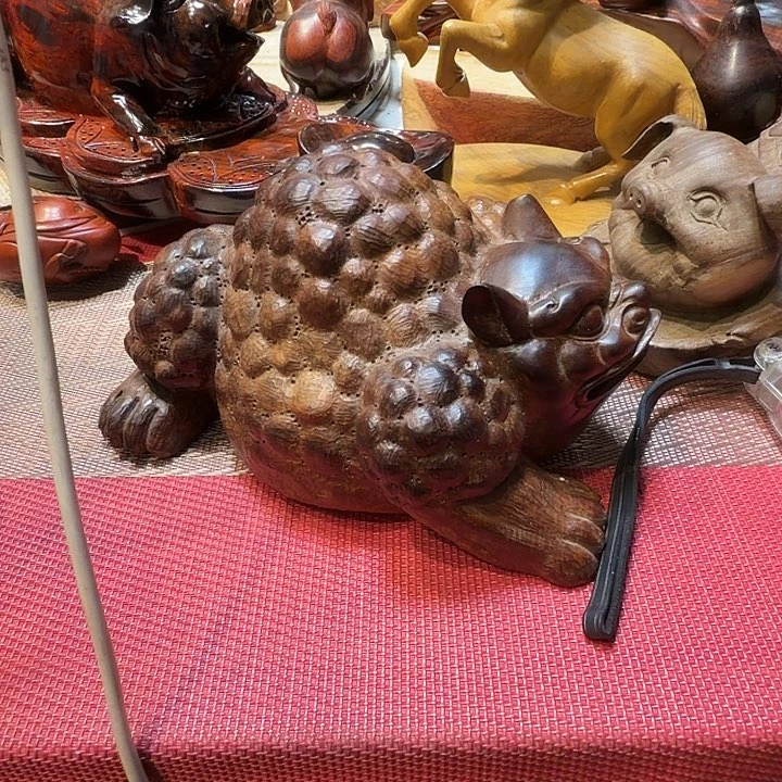 交趾黄檀（大红酸枝）手工制作工艺精湛