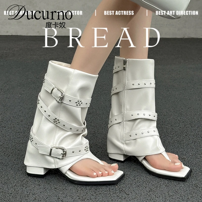 DUCURNO侧拉链铆钉皮带扣个性裤管靴女2025新款粗跟方头夹趾凉靴