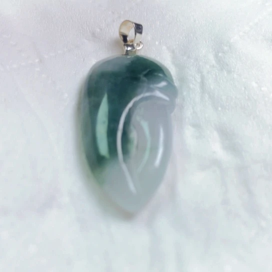 翡翠颈饰未镶嵌心***?吊坠