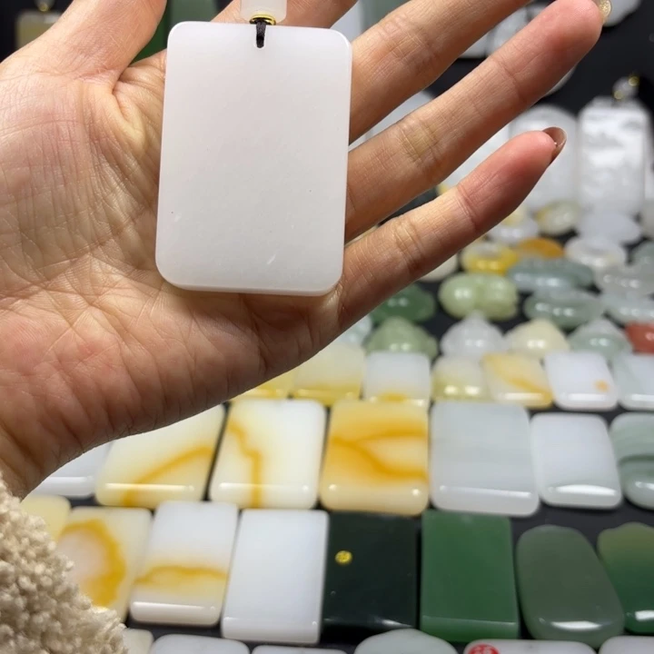 石英质玉（金丝玉）未镶嵌颈饰