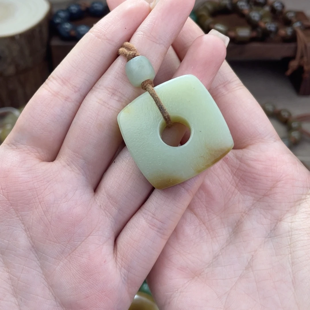 无***い和田玉未镶嵌颈饰