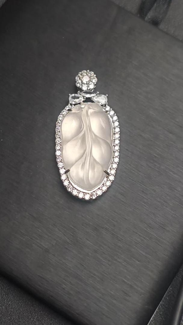 YY50翡翠吊坠【邂逅翡翠高冰吊坠，冰透绿意，开启浪漫时光】