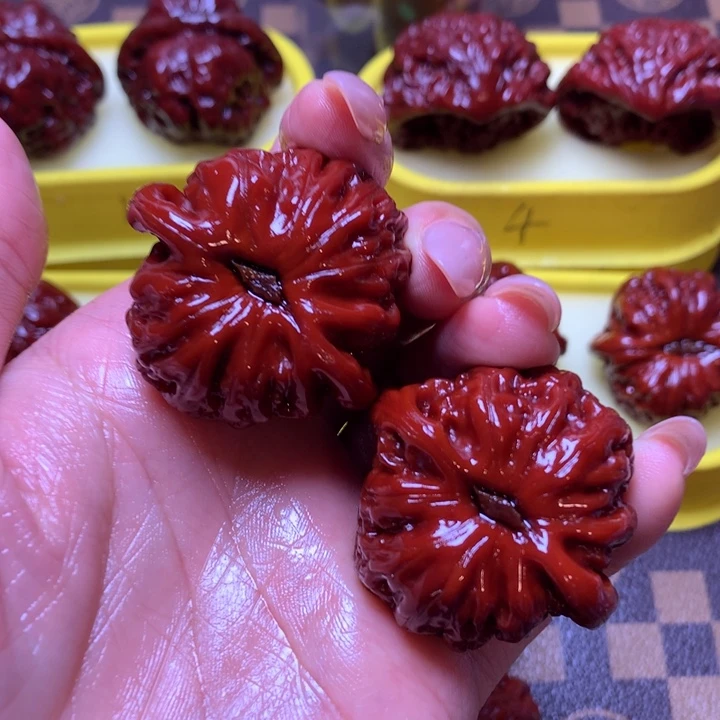 文玩核桃吊坠抱*花闷白40